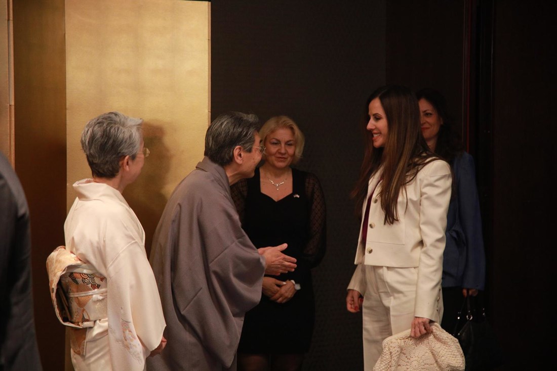 Tamara Vučić snimljena na proslavi rođendana japanskog cara u Beogradu