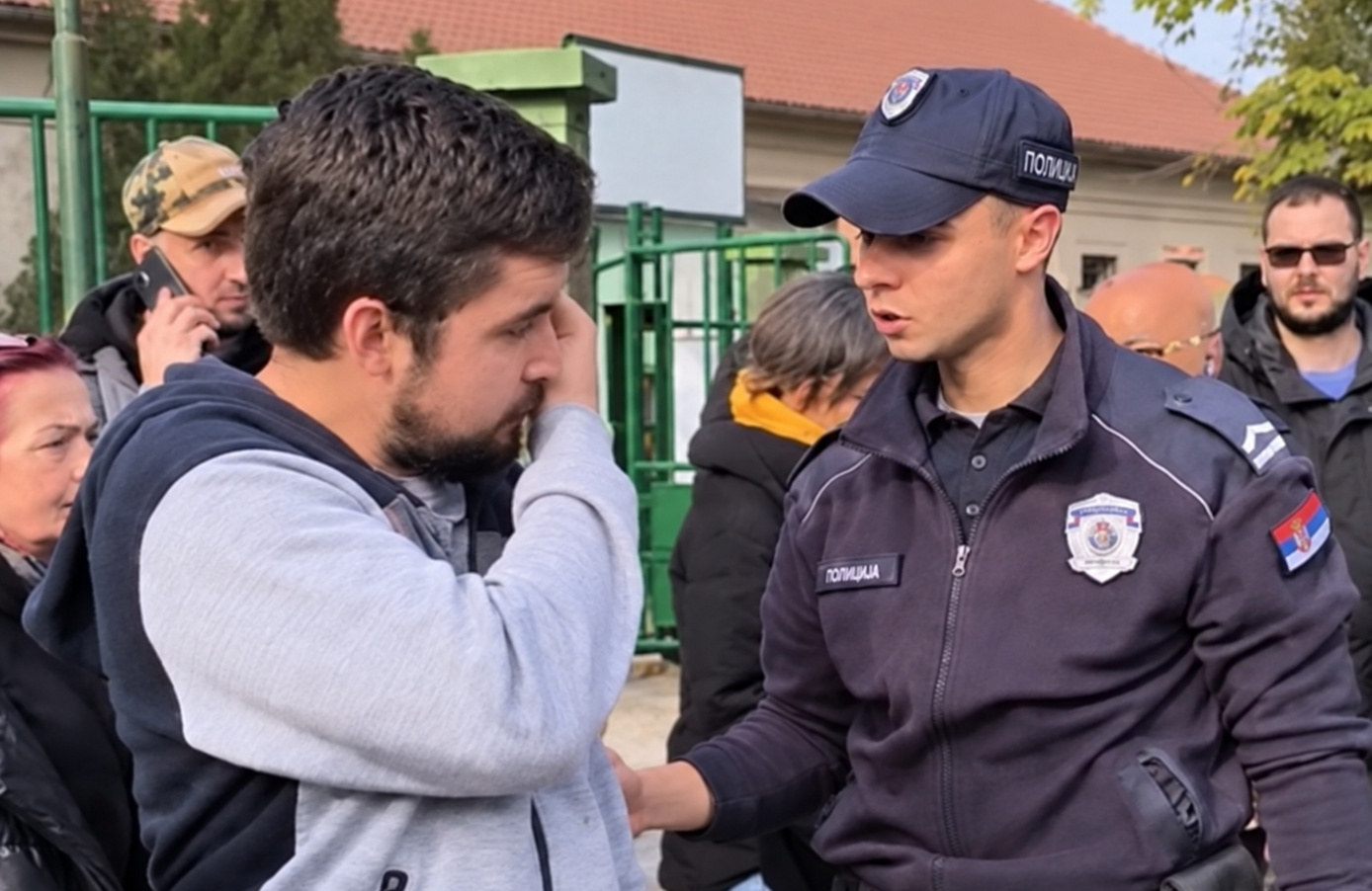 VIDEO Napad ispred birališta u Srbiji. Maskirani muškarci tukli mladiće