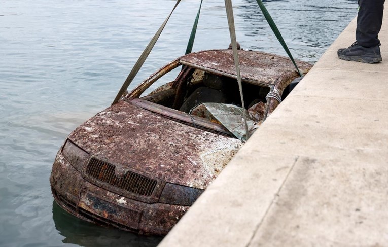 FOTO Auto u Zadru 18 godina bio na dnu mora. Ovako izgleda