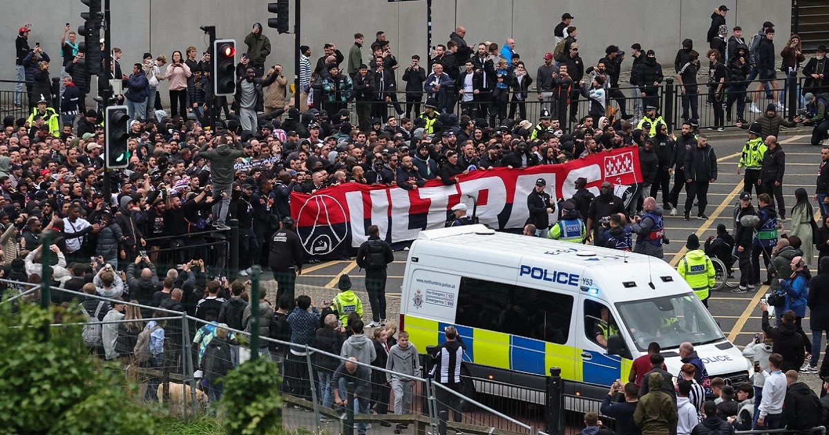 VIDEO Letjele boce i baklje u Newcastleu. Policija spriječila veći sukob navijača
