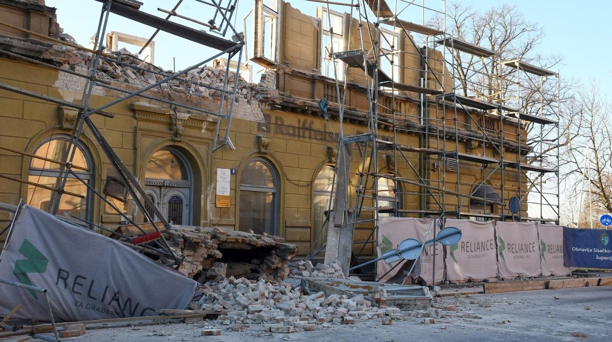 FOTO Urušio se dio zgrade u centru Siska. Ozlijeđena dva radnika, jedan teže