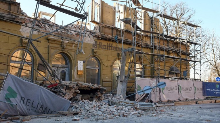FOTO Urušio se dio zgrade u centru Siska. Ozlijeđena dva radnika, jedan teže