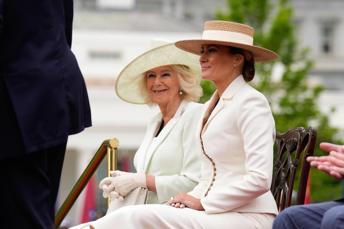 Camilla britanskom šalom zbunila Melaniju, njihov razgovor postao je hit na mrežama