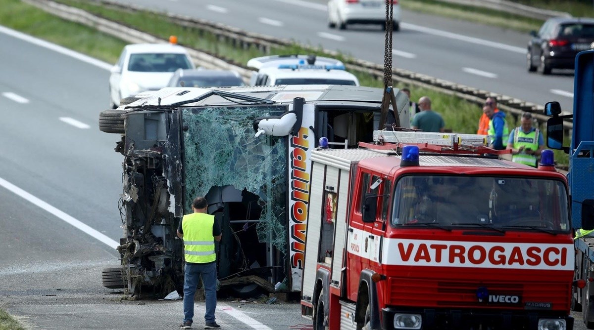 Vatrogasci o intervenciji na A3: Morali smo razbijati prozore da bi izvukli ljude