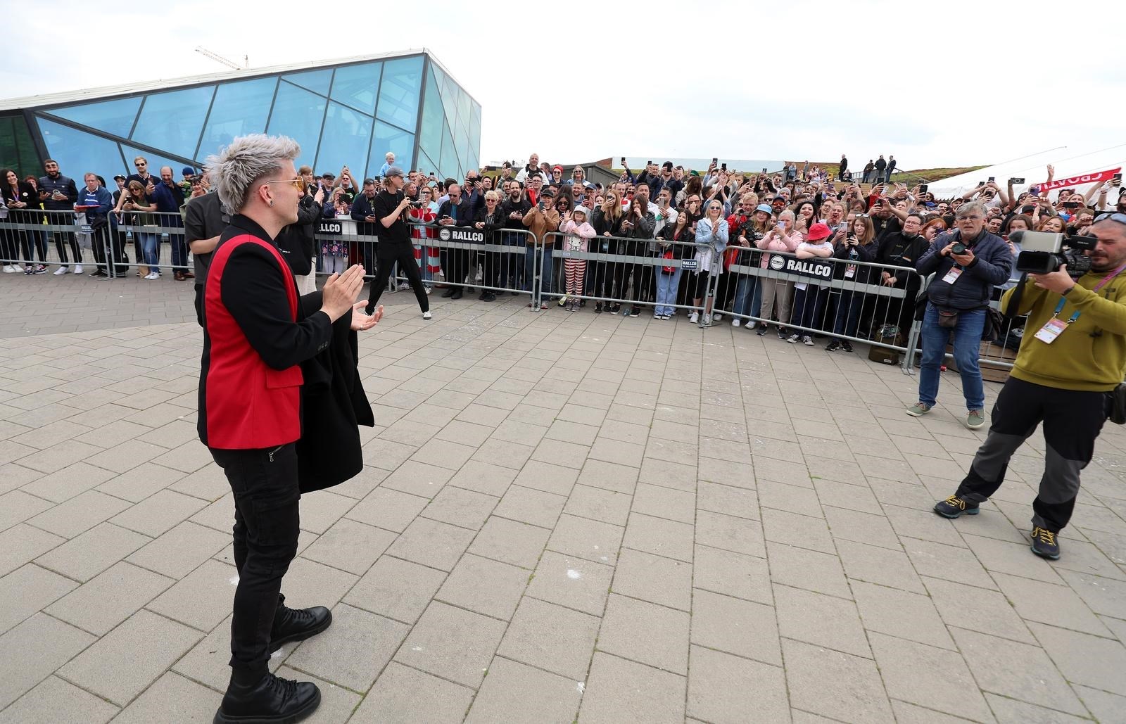 Fotografije iz Eurosong fan zone najbolje pokazuju kolika je zvijezda Baby Lasagna