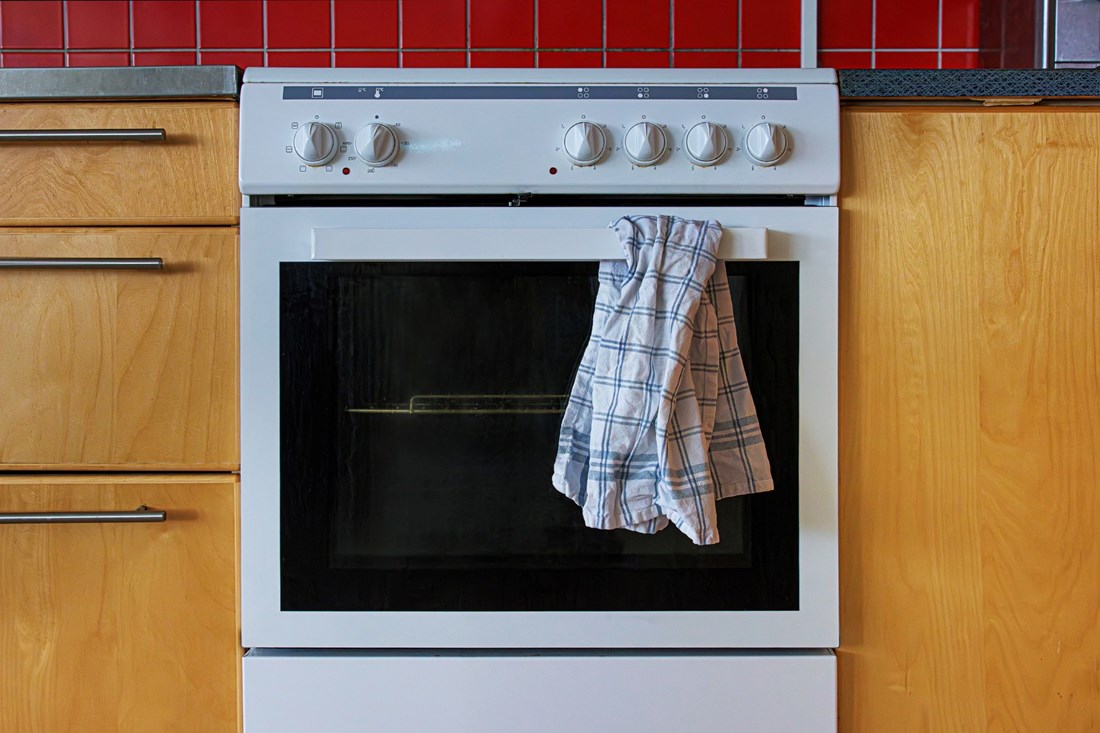 Ako imate krpu na vratima pećnice, odmah je maknite