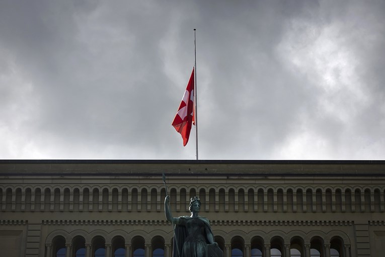 Švicarci sutra glasaju o mirovinskoj reformi, žene bi trebale raditi godinu dana duže