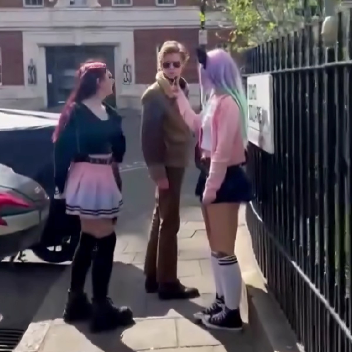 VIDEO Pitale tipa na ulici želi li na dejt, nisu znale da pričaju sa slavnim glumcem
