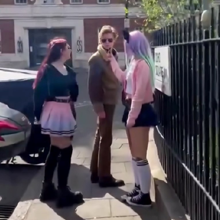 VIDEO Pitale tipa na ulici želi li na dejt, nisu znale da pričaju sa slavnim glumcem
