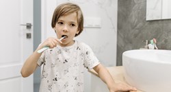 Dječji stomatolog otkriva kako i kada naučiti dijete da samostalno pere zube