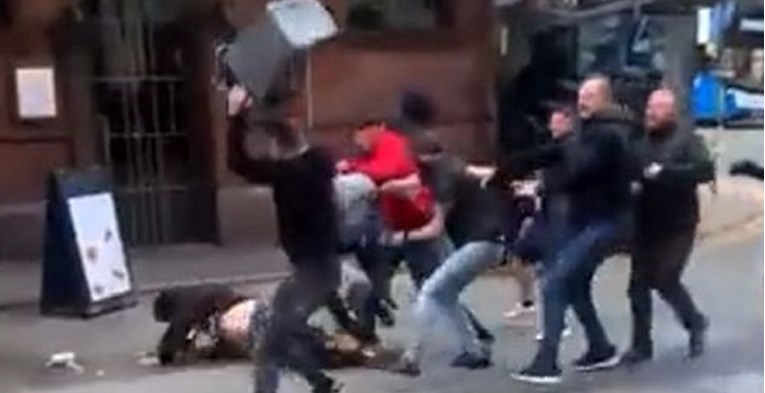 UZNEMIRUJUĆE Žestoka tučnjava navijača Manchester Uniteda i Leedsa