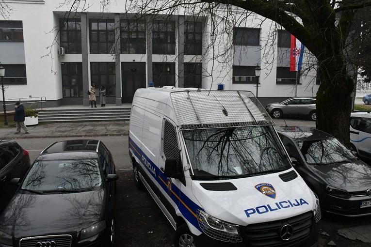 Vojnik optužen da je sina gurnuo na staklo revoltiran zbog toga što je vozio romobil