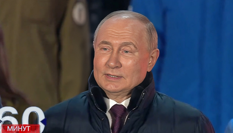 VIDEO Putin došao na proslavu u Moskvi, s narodom i protukandidatima pjevao himnu