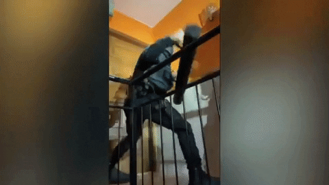 Hit snimka: Policija postala predmet sprdnje jer nikako nije mogla srušiti vrata