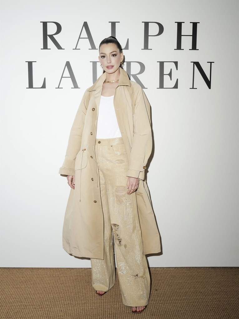 "Izgleda nevjerojatno": Anne Hathaway ukrala show na modnoj reviji
