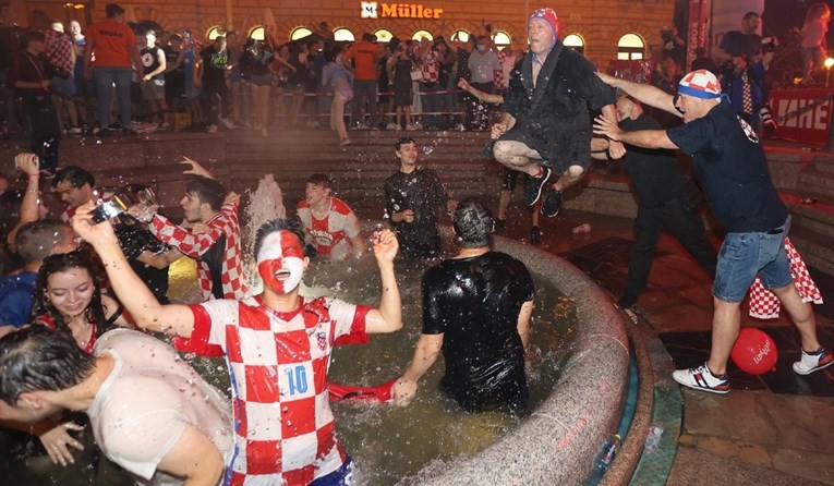 Navijači u centru Zagreba nakon pobjede Hrvatske skakali u Manduševac