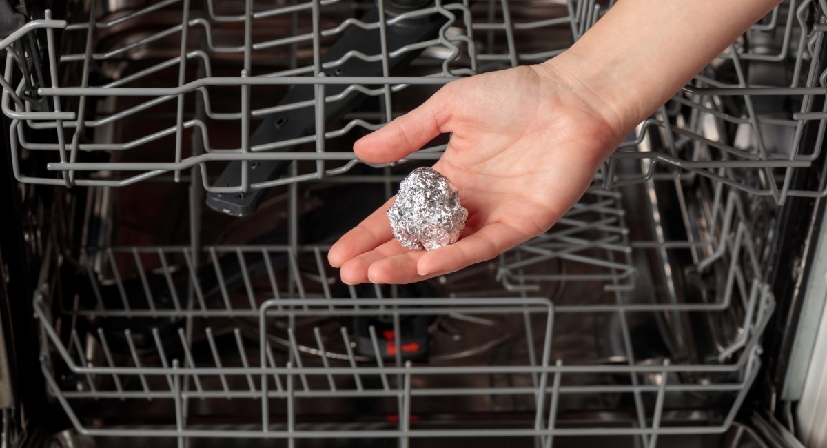 Zašto neki ljudi stavljaju aluminijsku foliju u perilicu posuđa?