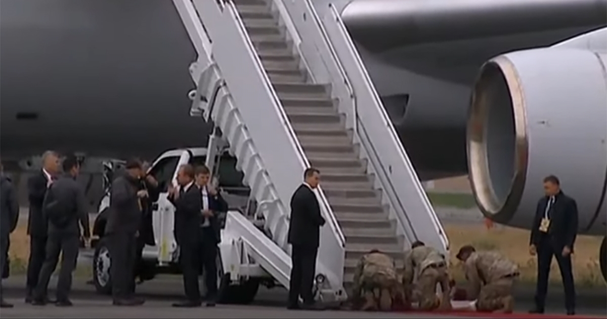 Širi se slika američkih vojnika na koljenima dok namještaju crveni tepih za Putina