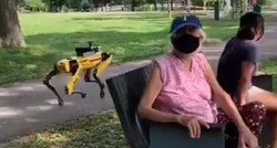 Jezivi robot u Singapuru patrolira parkom kako bi upozoravao ljude da drže distancu