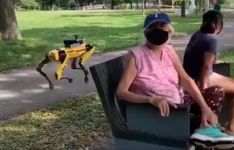 Jezivi robot u Singapuru patrolira parkom kako bi upozoravao ljude da drže distancu