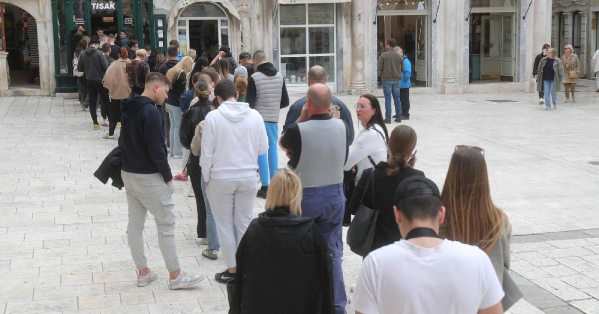 Splićani strpljivo čekaju u redu na kupnju ulaznica za Thompsona