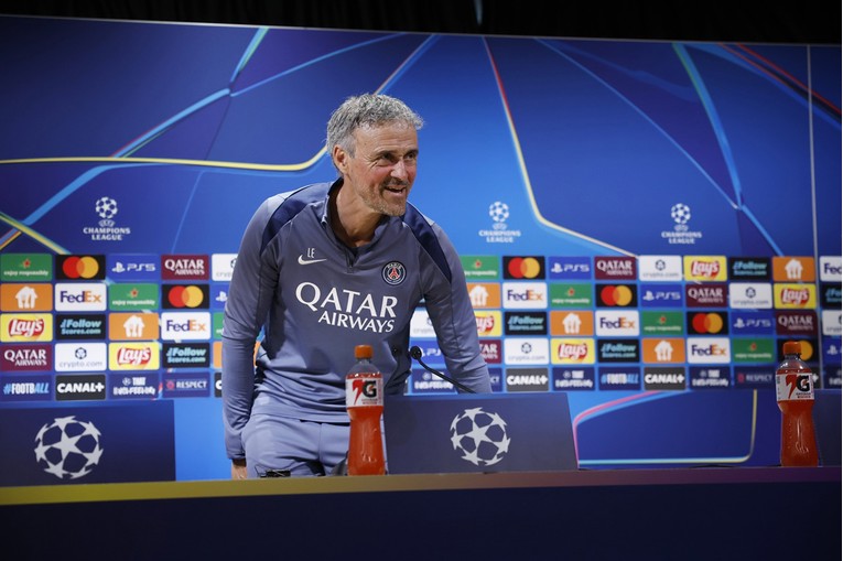 Luis Enrique napravio scenu na kraju presice. Pljeskao je novinarima