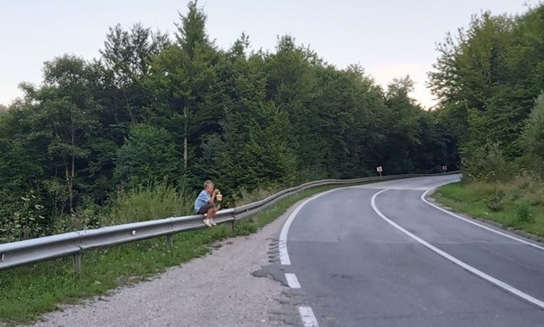 Siromašni dječak sa slike u BiH plače jer su mu oteli kupine koje prodaje uz cestu