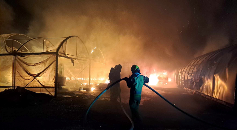 FOTO I VIDEO Požar u Ludbregu. Gorjeli plastenici, skladišta, vozilo, radni stroj...