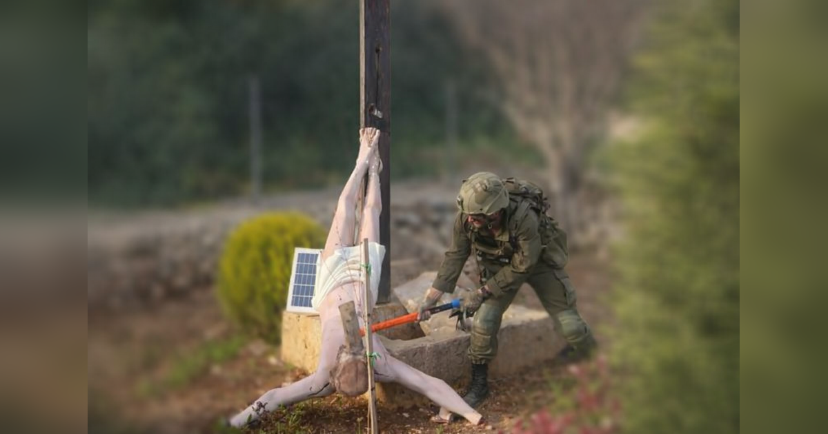 FOTO Izraelski vojnik čekićem razbio kip Isusa