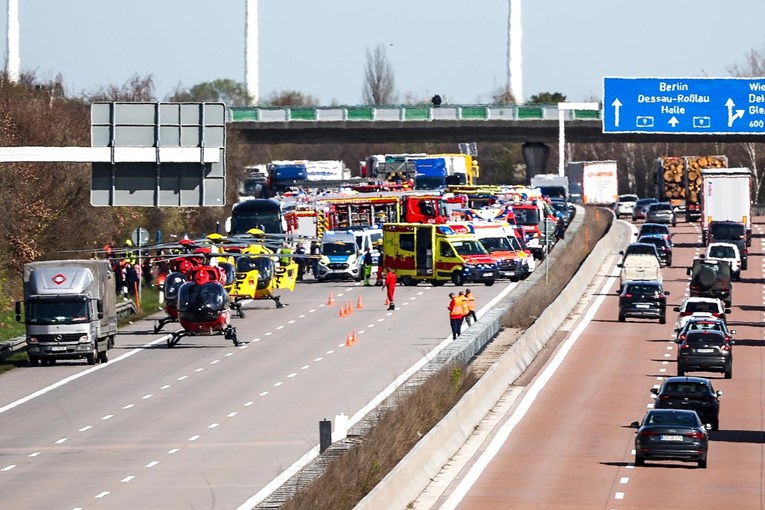 Prevrnuo se Flixbusov bus na autocesti u Njemačkoj. Najmanje 5 mrtvih, 20 ozlijeđenih