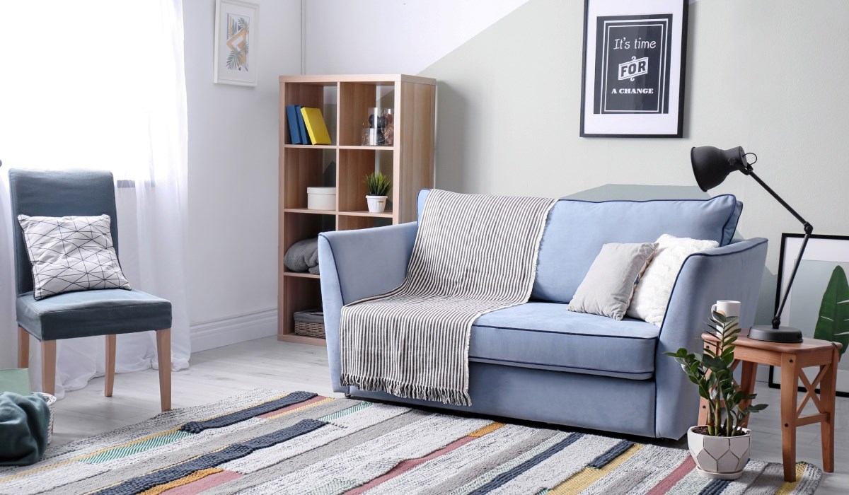 Kako stilizirati kauč: Savjeti dizajnera za savršen izgled