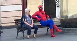 Bizarna scena ispred banke u Novom Sadu: Bakica i Spiderman odmaraju na klupi