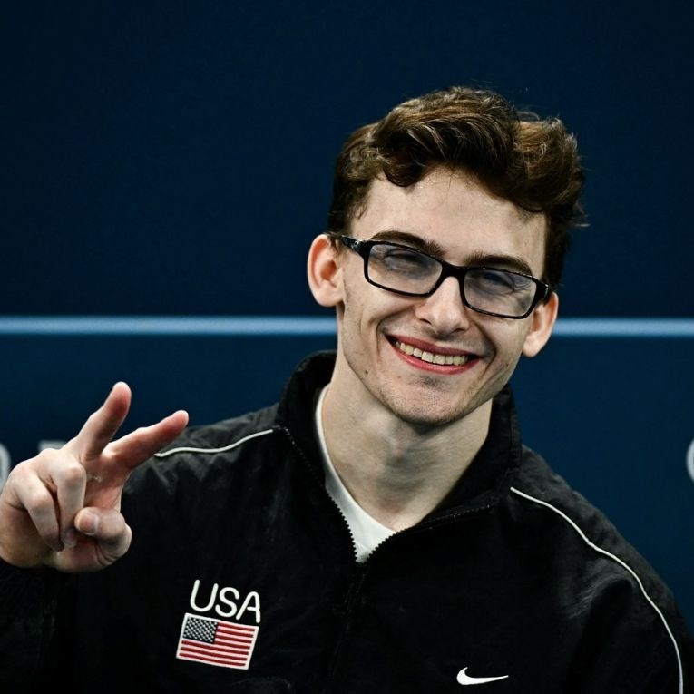 Ovo je stvarni Clark Kent. Skinuo naočale, postao Superman i osvojio medalju