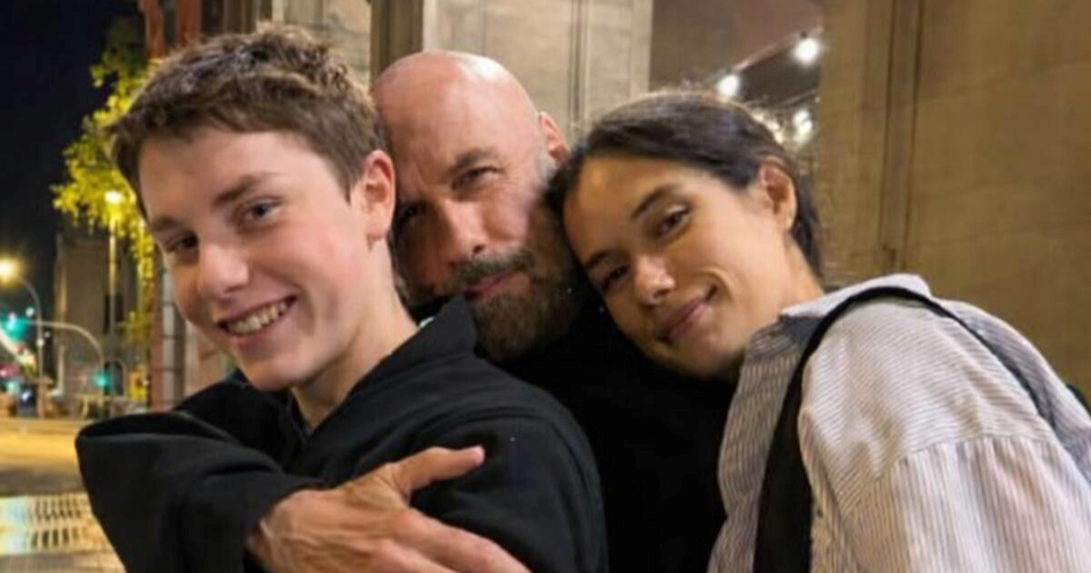 John Travolta objavio rijetku obiteljsku fotografiju sa sinom (15) i kćeri (25)