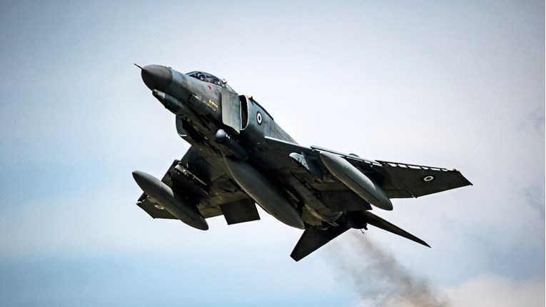 Grčki F-4 se srušio u Jonskom moru, traga se za pilotima