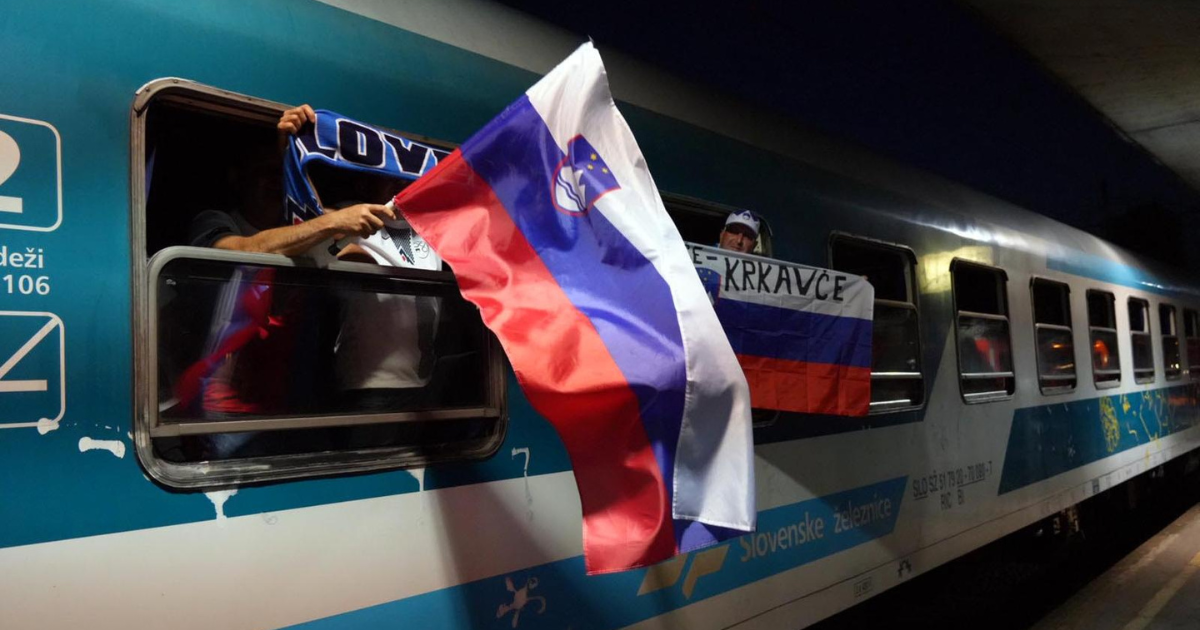 FOTO Navijači Slovenije otputovali u Frankfurt, mahali zastavama iz vlaka