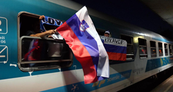 FOTO Navijači Slovenije otputovali u Frankfurt, mahali zastavama iz vlaka