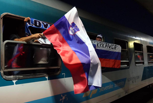 FOTO Navijači Slovenije otputovali u Frankfurt, mahali zastavama iz vlaka