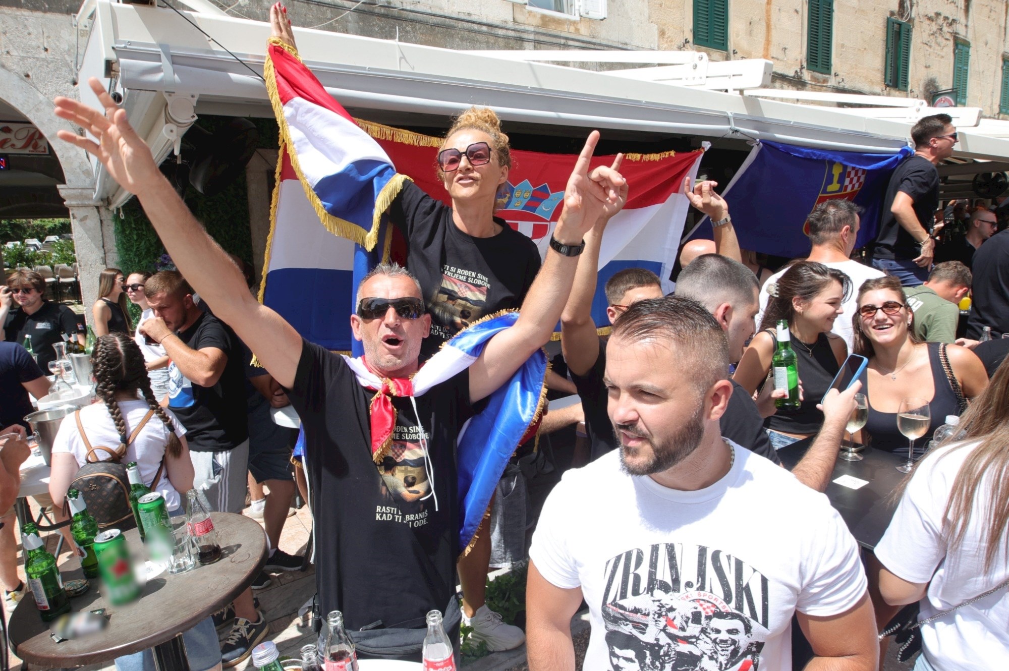 Thompsonovi obožavatelji stigli u Sinj, grad je krcat. Mnogi se druže u kafićima