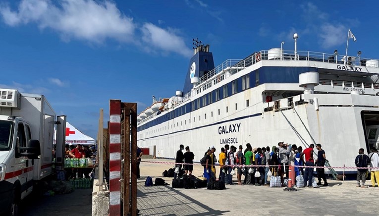 Spašeno 177 ljudi sa zapaljenog trajekta u Italiji, na brodu bilo i migranata