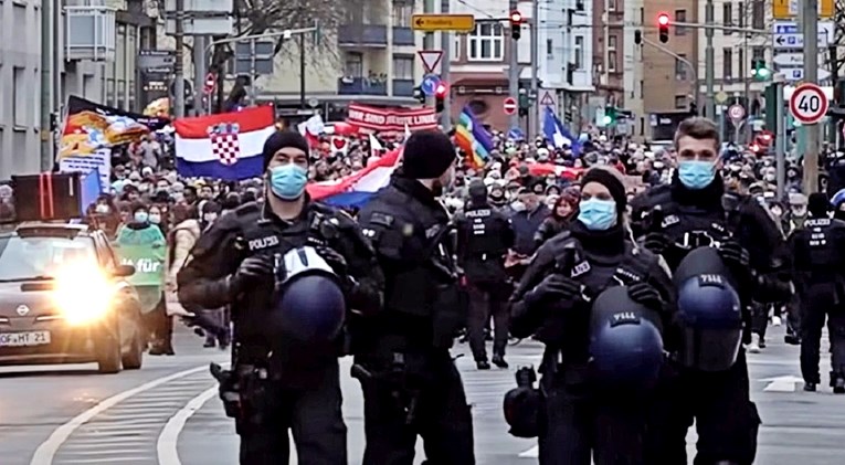 VIDEO Hrvatske zastave na čelu prosvjeda protiv cijepljenja u Frankfurtu