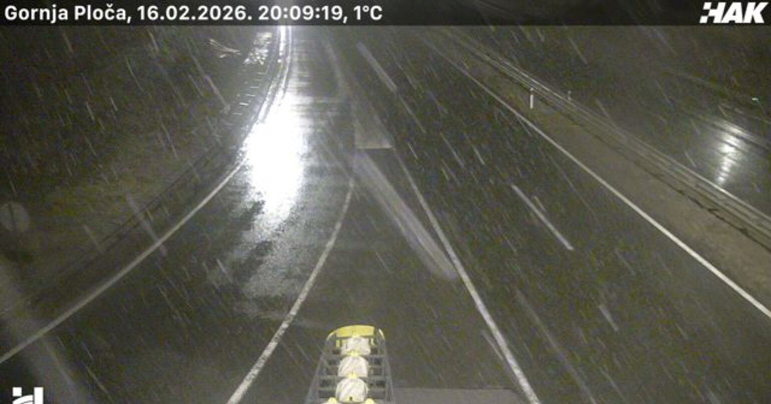 FOTO Mećava u Lici, dio A1 pod snijegom