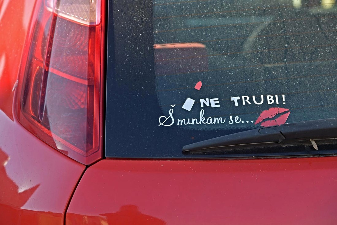 Hit naljepnica na automobilu u Šibeniku: "Ne trubi, šminkam se"