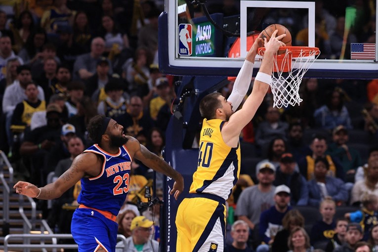 VIDEO Igrač Knicksa sjurio se prema košu. Zubac se samo maknuo