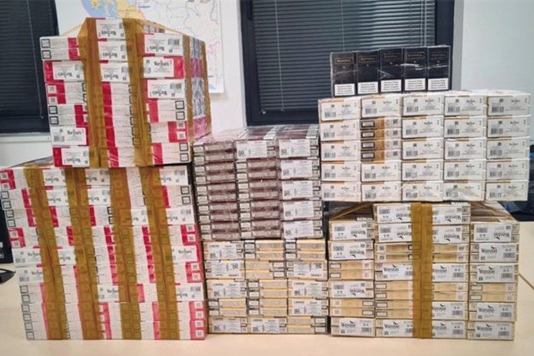 Pokušao prošvercati gotovo 30.000 cigareta. Bile skrivene među papirnatim ubrusima