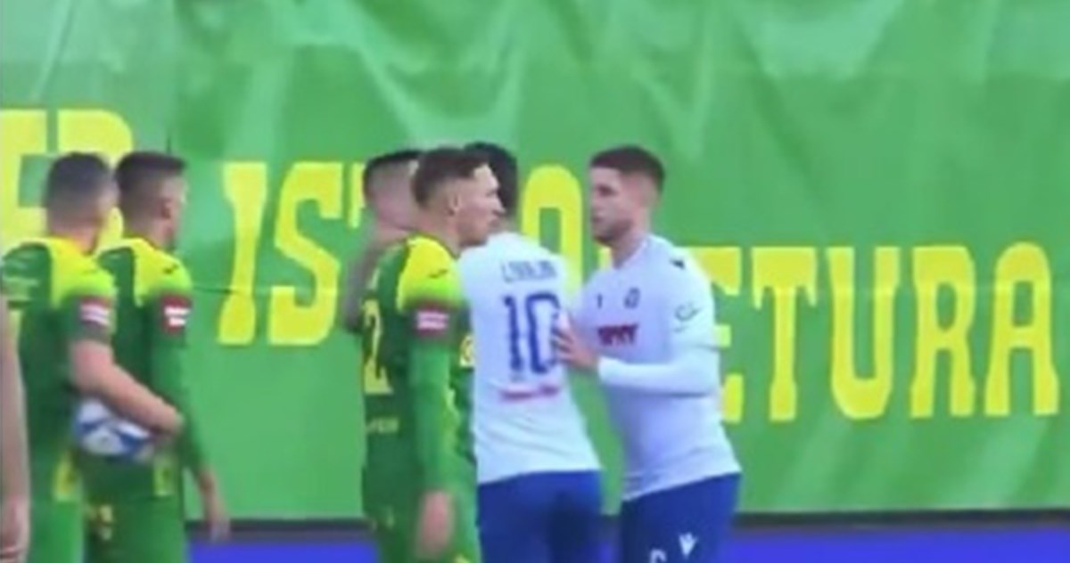 Pogledajte kako je Livaja uhvatio za vrat Ercega. Dobio je samo žuti karton