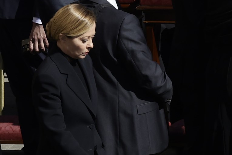 Trump nije jedini. I Giorgia Meloni odstupila od kodeksa odijevanja na sprovodu pape