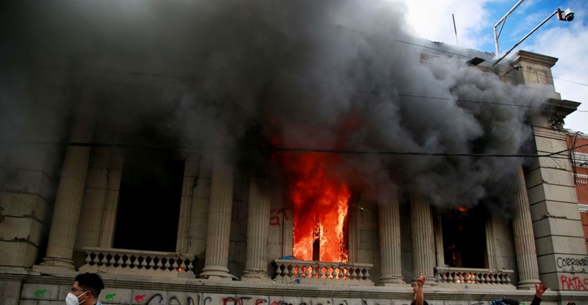 Prosvjednici u Gvatemali zapalili zgradu kongresa