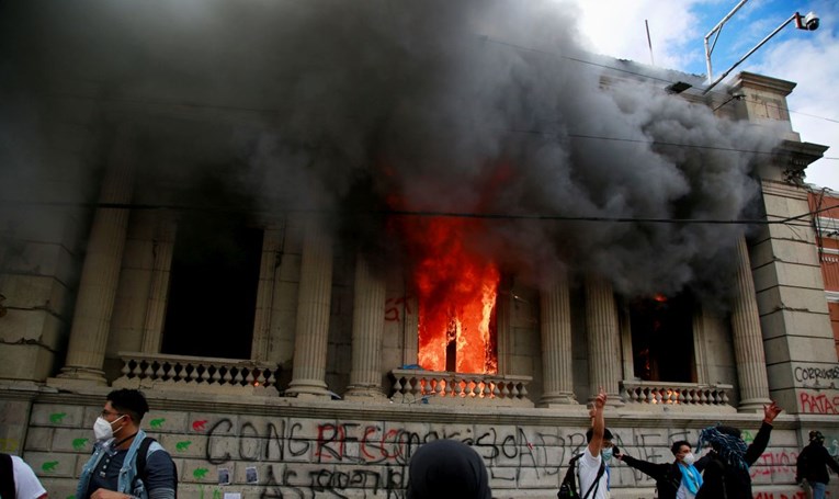 Građani Gvatemale bune se zbog novog proračuna, zapalili zgradu kongresa