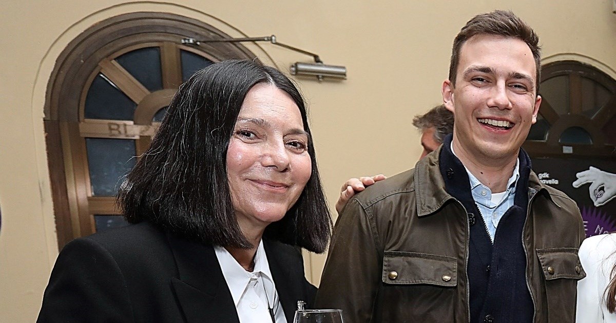 Daniela Trbović na premijeri predstave snimljena sa sinom i sestrom